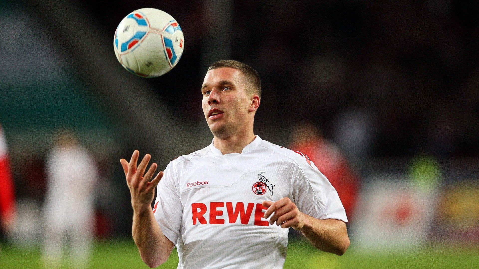 爱游戏体育APP下载-丹·卡特的比赛视野与出色传球，为全黑队打开进攻之门，丹.卡特